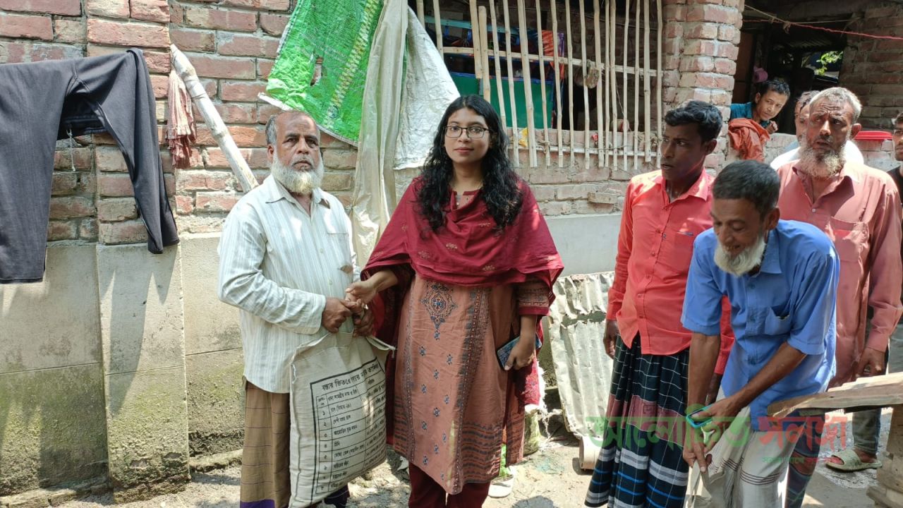 সিংড়ায় অগ্নিকান্ডে ক্ষতিগ্রস্ত কৃষকের   পাশে উপজেলা প্রশাসন 