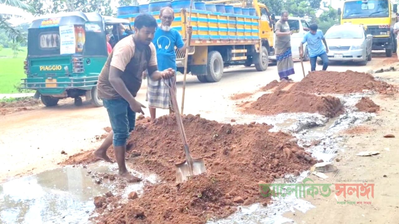 ব্যক্তিগত অর্থায়নে মঠখোলায় সড়ক সংস্কার, দুর্ভোগ লাঘবে উদ্যোগ: হাসান আহমেদ রমজান
