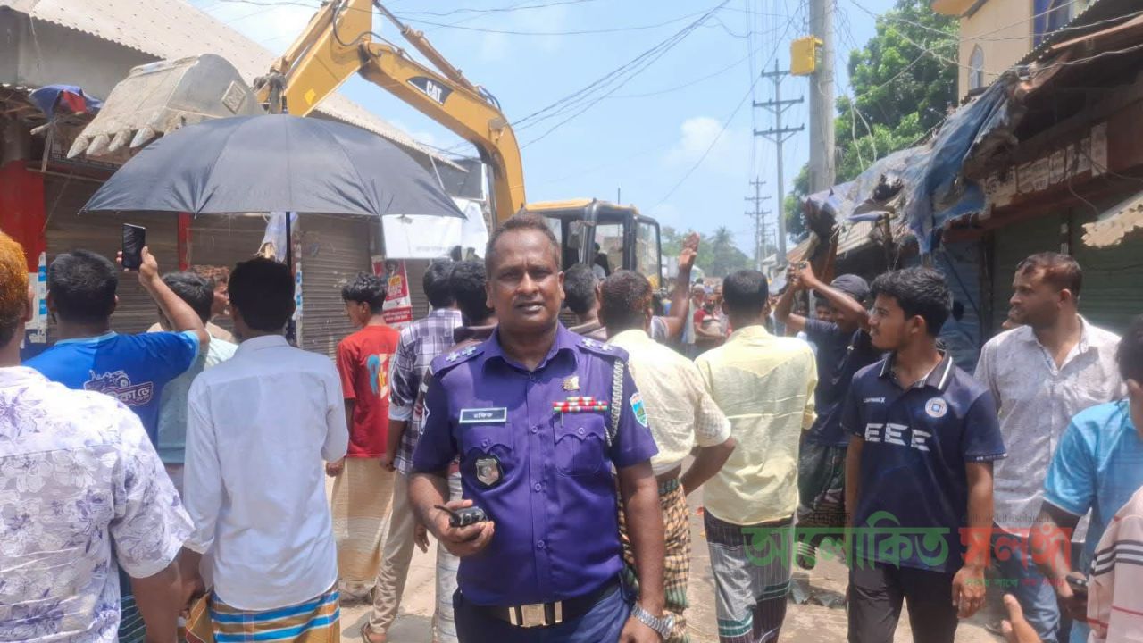 শাহজাদপুরে অবৈধ স্থাপনা উচ্ছেদ অভিযান