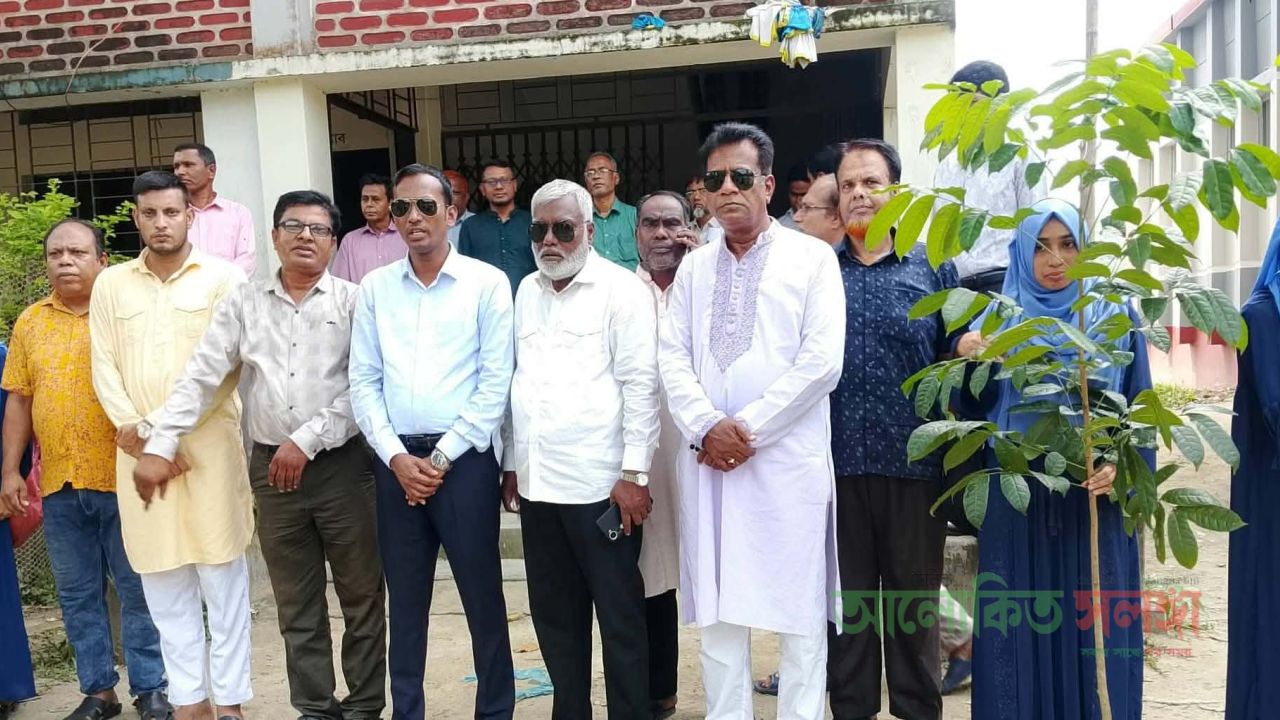 সিরাজগঞ্জে ডি.কে.বি.ইউ ডিগ্রি কলেজ ক্যাম্পাসে বৃক্ষরোপণ ও বিতরণ কর্মসূচি পালন 