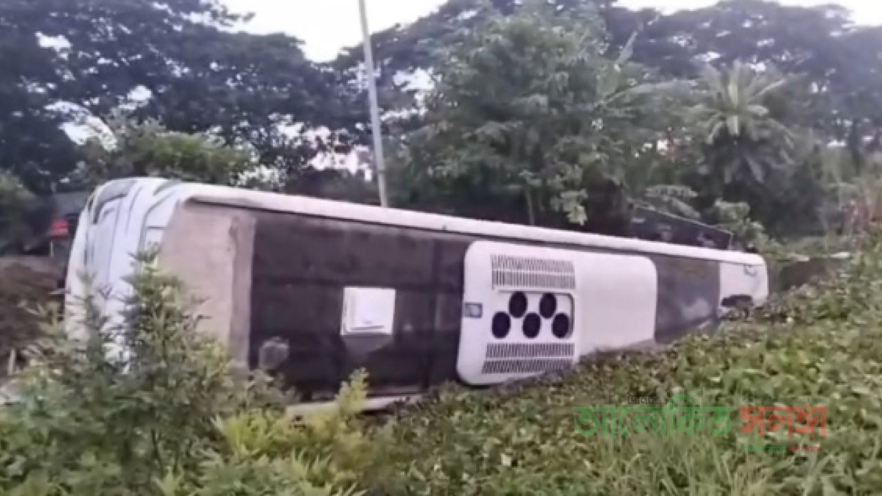 কুমিল্লায় মেডিকেল কলেজ শিক্ষার্থীদের বাস খাদে, আহত-২০