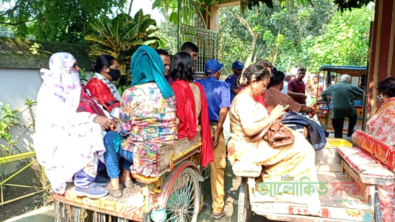শাহজাদপুরে যুবকন্ঠ সোসাইটির কর্মীরা গাহকদের কাছ থেকে ৯ লক্ষ ৫০ হাজার টাকার নেওযার অভিযোগে আটক নারী পুরুষ সহ নয় কর্মী 