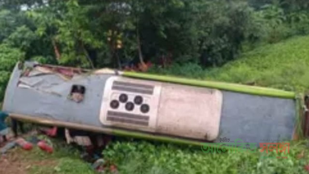 কুমিল্লা চান্দিনার মহাসড়কে নিয়ন্ত্রণ হারিয়ে যাত্রীবাহী বাস খাদে, আহত-৮
