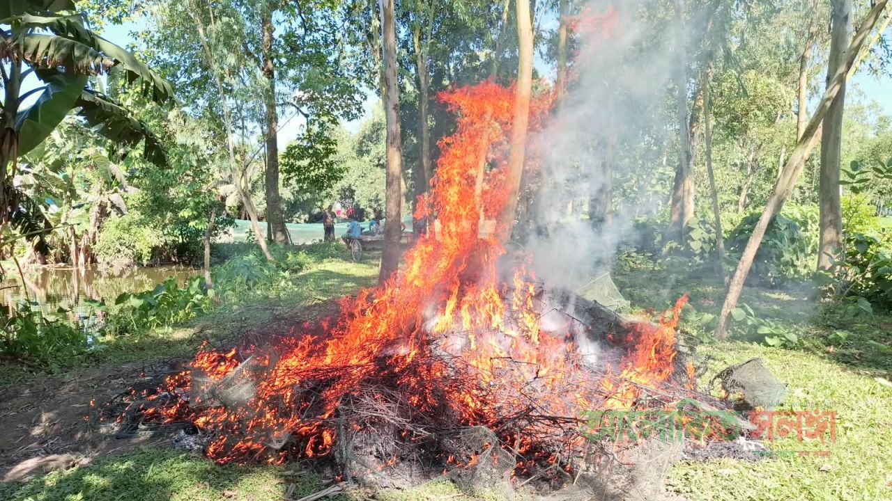 গোপালপুরে অবৈধ চায়না জালের বিরুদ্ধে অভিযান, ১২০০ মিটার জাল পুড়িয়ে ধ্বংস 
