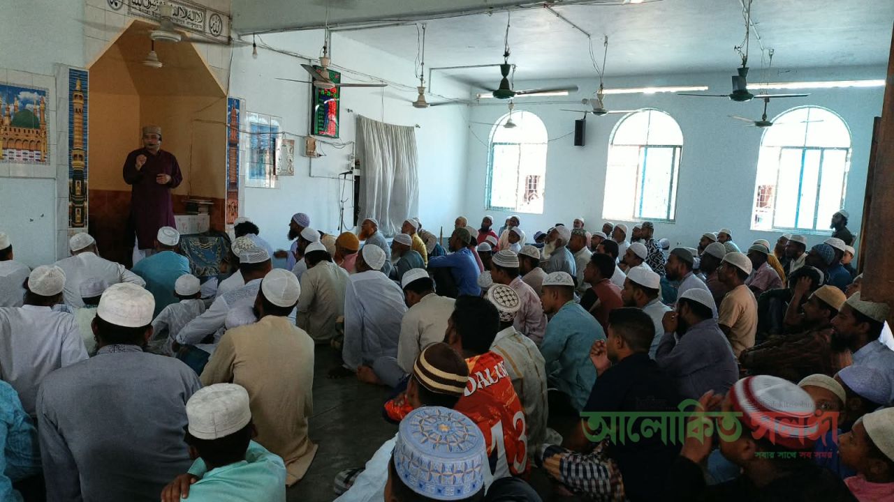 মোহনগঞ্জে জুমার নামাজ শেষে মুসল্লিদের সাথে ওসির সচেতনতামূলক মতবিনিময় সভা