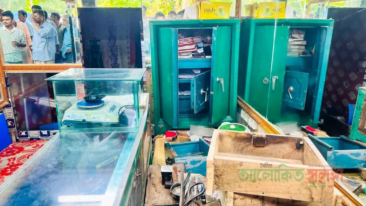 কালীগঞ্জের নলতায় জুয়েলারি দোকানে চুরি, নগদ টাকা সহ স্বর্ণালংকার লুট 