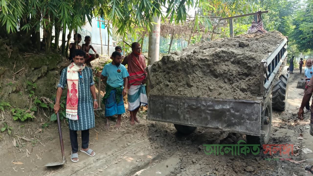 রৌমারীতে নিজ অর্থে রাস্তা সংস্কার করলেন চেয়ারম্যান পদপ্রার্থী ওমর ফারুক