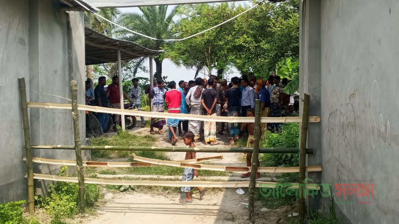 পুঠিয়ায় বিদ্যালয় দখল করে মাঠে কলাগাছ রোপন, প্রধান ফটকে বেড়া
