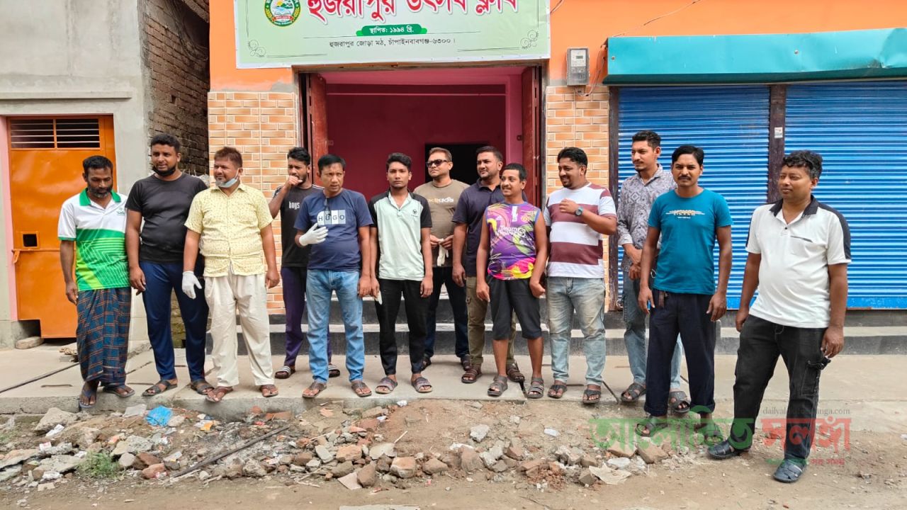 হুজরাপুর উৎসব ক্লাবের উদ্যোগে ডেঙ্গু প্রতিরোধে মশক নিধন কার্যক্রম পরিচালিত