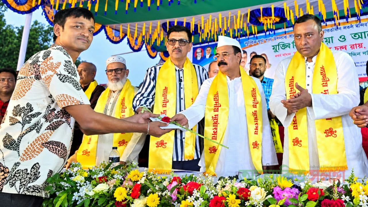 দুর্গাপূজা উপলক্ষে সাভারে বিএনপি'র উদ্যোগে হিন্দু সম্প্রদায়ের মাঝে নগদ অর্থ বিতরণ 