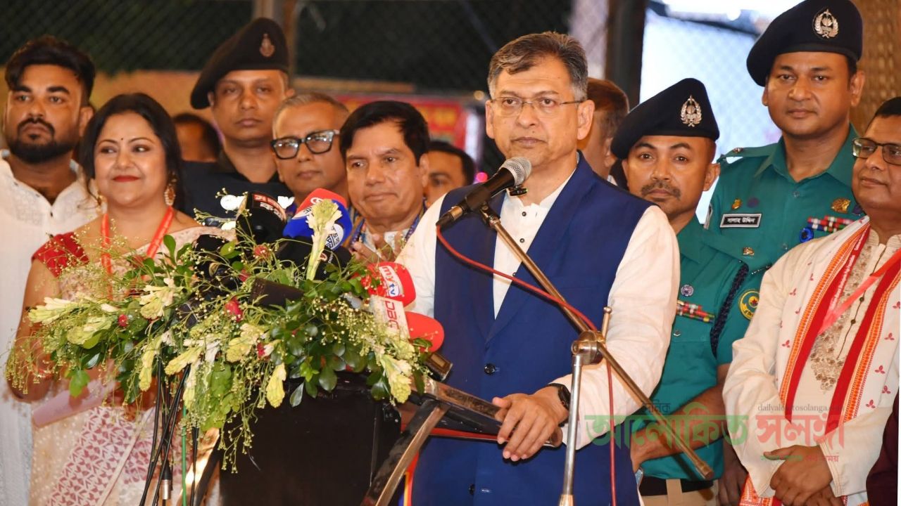 বনানী পূজামণ্ডপ পরিদর্শন করলেন স্বরাষ্ট্রমন্ত্রী, আইজিপি