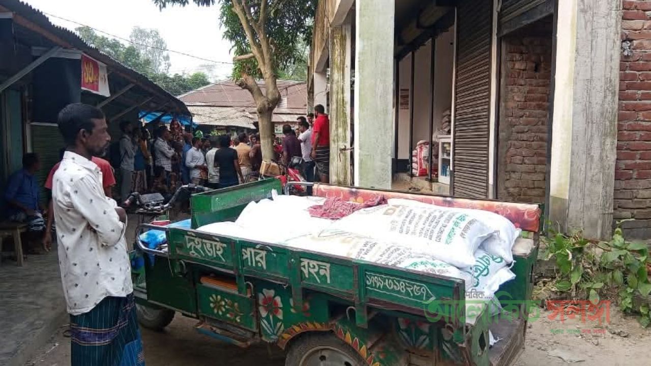 রায়গঞ্জে অবৈধভাবে ৭৫ বস্তা সার মজুদ, ৪০ হাজার টাকা জরিমানা