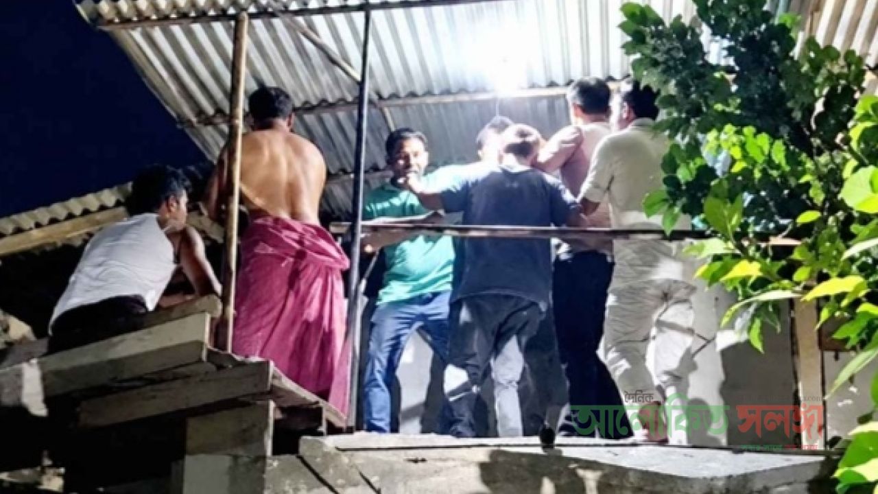 কুমিল্লায় যুবদল নেতা হত্যার মূল অভিযুক্তকে পুলিশ দিল জনতা
