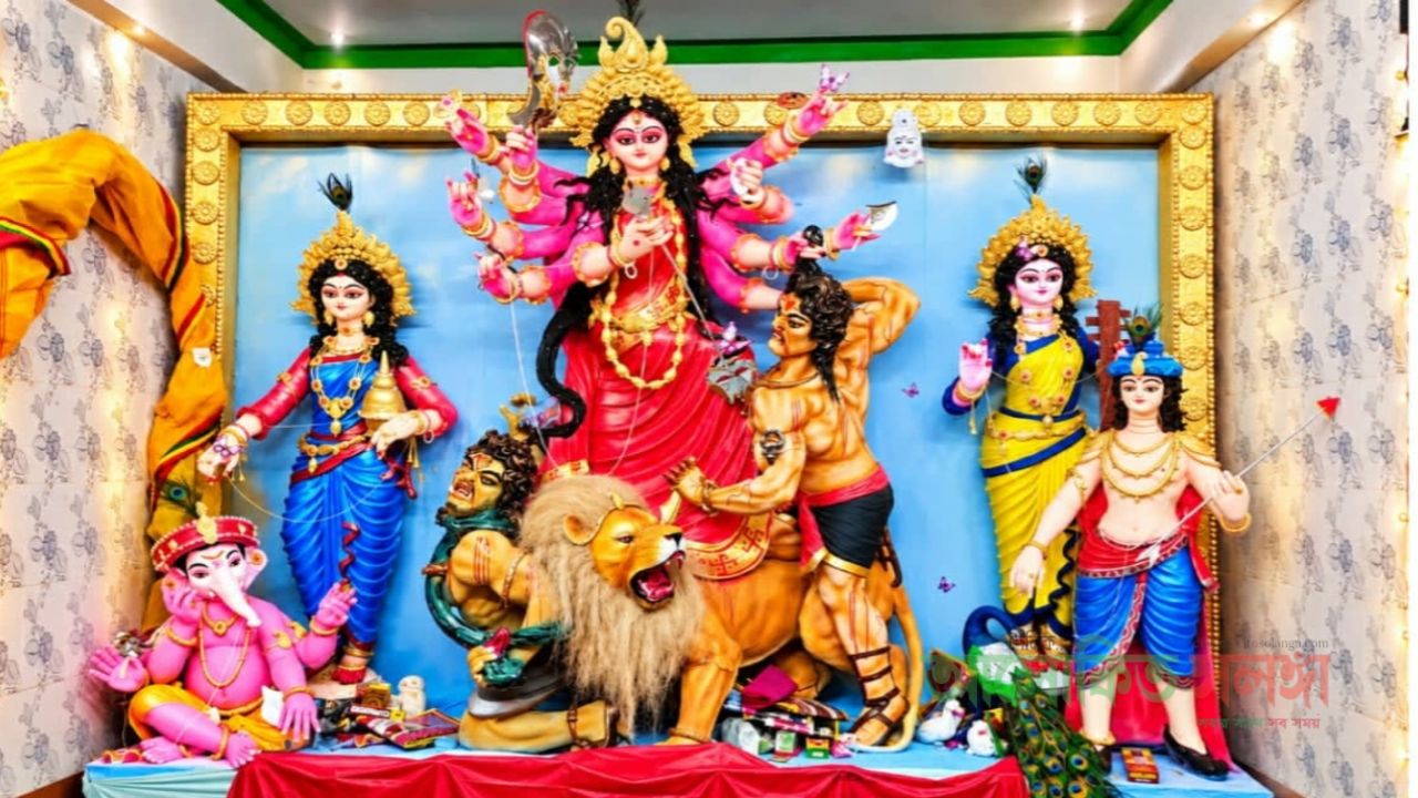 উল্লাপাড়ায় পাড়া-মহল্লায়ও জমে উঠেছে দুর্গাপূজার মহাসপ্তমী