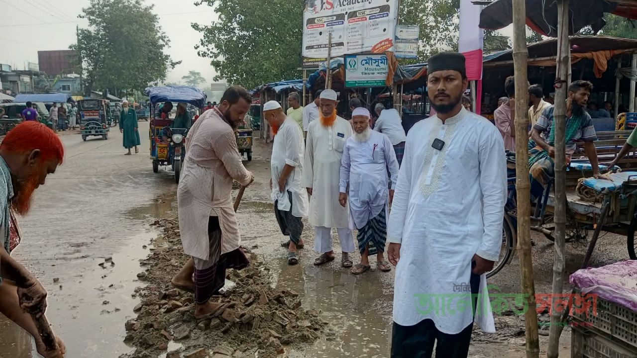 মাওলানা নুরুল আলমের নেতৃত্বে কিচক বন্দরে সড়ক সংস্কার ও পানি নিষ্কাশন কার্যক্রম, সাধুবাদ জানিয়েছেন স্থানীয়রা