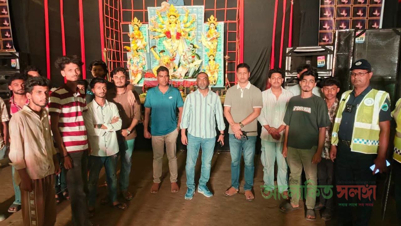 শারদীয় দুর্গাপূজার সপ্তমীতে আইনশৃঙ্খলা ও নিরাপত্তা নিশ্চিতকরণে বিভিন্ন পূজামণ্ডপ পরিদর্শন করেন পুলিশ সুপার জনাব মো: সাইফুল ইসলাম সানতু,