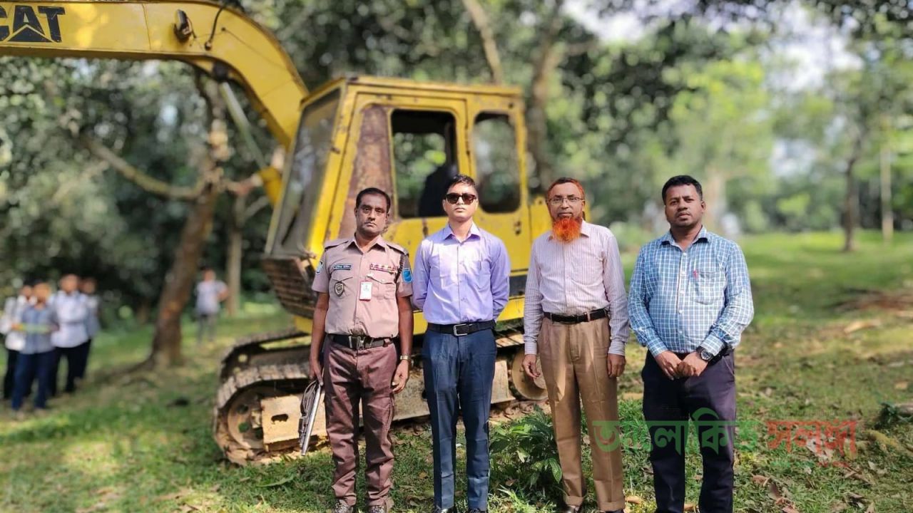 নরসিংদীর,শিবপুরে কৃষিজমির টপ সয়েল কাটার  অভিযোগ                    জব্দ ভেকু মেশিন