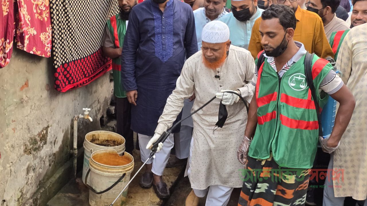 চাঁপাইনবাবগঞ্জ পৌরসভায় এডিস মশার লার্ভা নিধন কর্মসূচির উদ্বোধন করলেন এমপি বুলবুল.