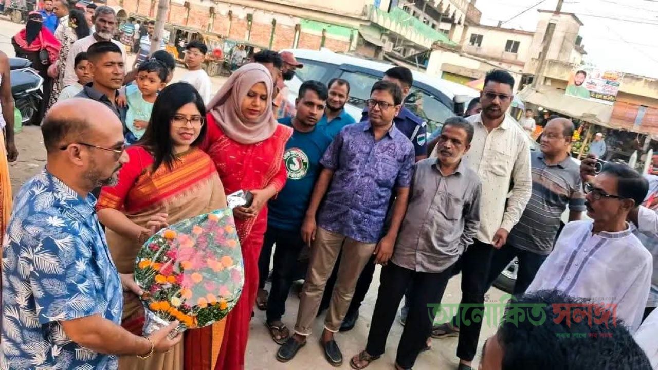 কালিগঞ্জের বিভিন্ন পূজা মন্ডপ পরিদর্শনে জেলা প্রশাসক কাওছার আজিজ
