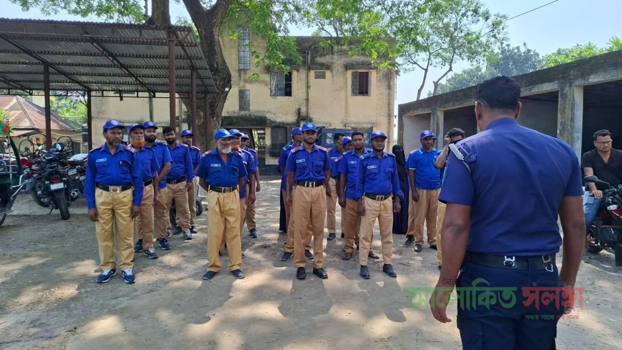 লালপুরে গ্রাম পুলিশের সাপ্তাহিক হাজিরা প্যারেড অনুষ্ঠিত: অসামাজিক কার্যকলাপ ও অপরাধ দমনে ওসির বিশেষ নির্দেশনা