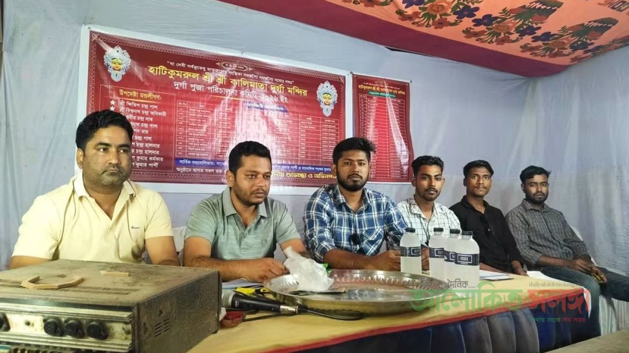 হাটিকুমরুল শ্রীশ্রী কালিমাতা দুর্গা মন্দির পরিদর্শনে ছাত্রদল নেতা রাকিব হোসেন খাঁন