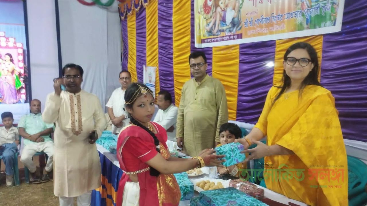 শিবপুরে গভীর রাত পর্যন্ত  ইউএনও'র পূজা মন্ডপ পরিদর্শন 