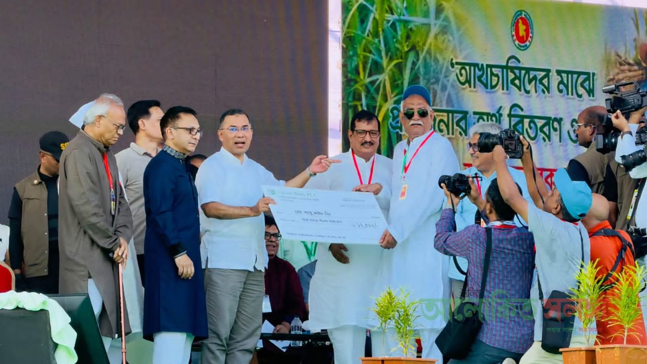 রাজশাহীর ৩৮ হাজার আখচাষির জন্য ১২ কোটি টাকা প্রণোদনা, চেকপ্রাপ্তদের তালিকায় আবু সাঈদ চাঁদ