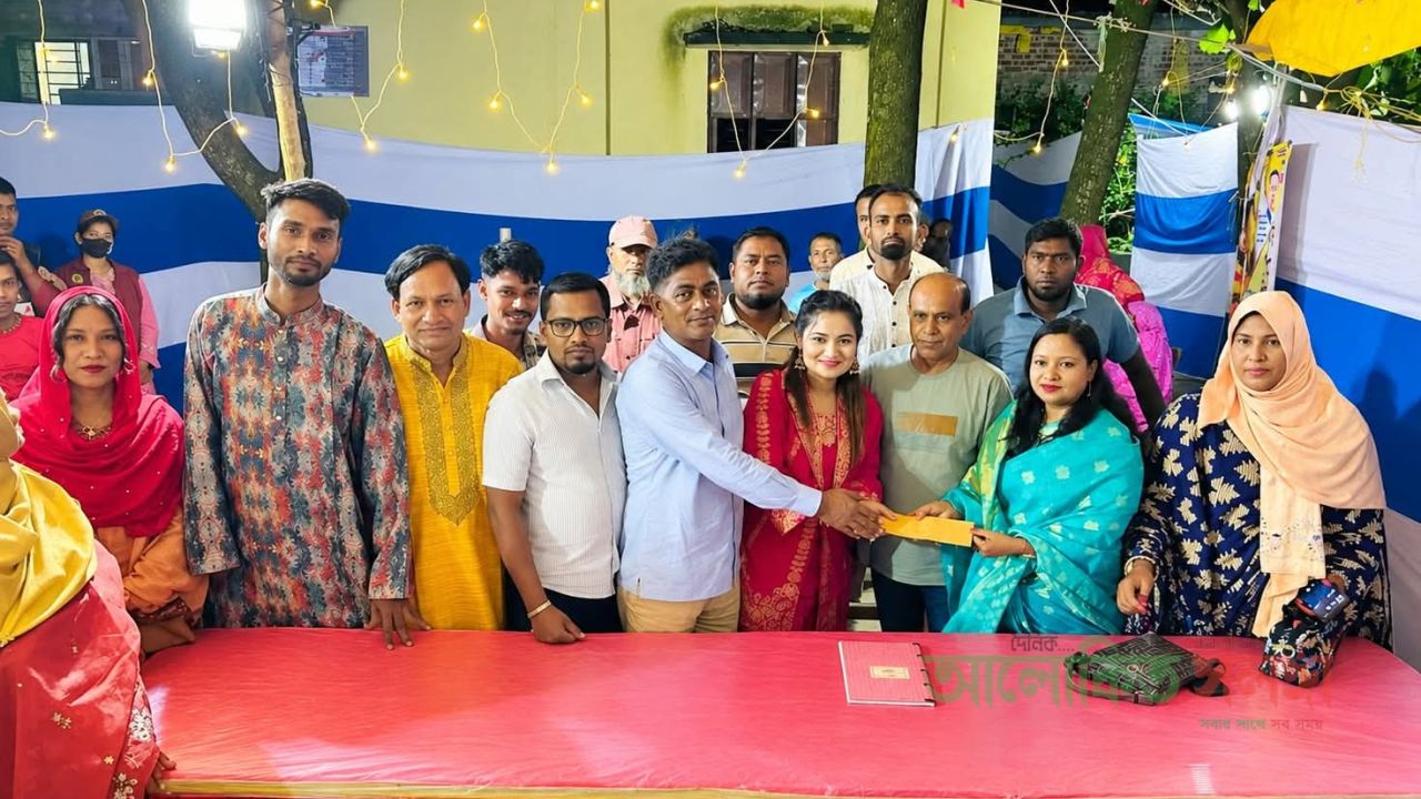 বগুড়ায় পূজামণ্ডপ পরিদর্শন ও আর্থিক অনুদান প্রদান সুরাইয়া জেরিন রনি এমপির পক্ষ থেকে