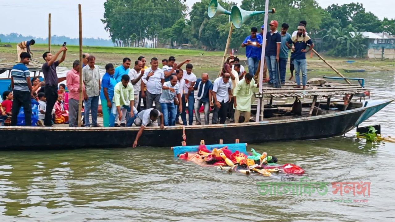 ভাঙ্গুড়ায় বড়াল-গুমানি নদীতে প্রতিমা   বিসর্জন, শেষ হলো শারদীয় দুর্গোৎসব