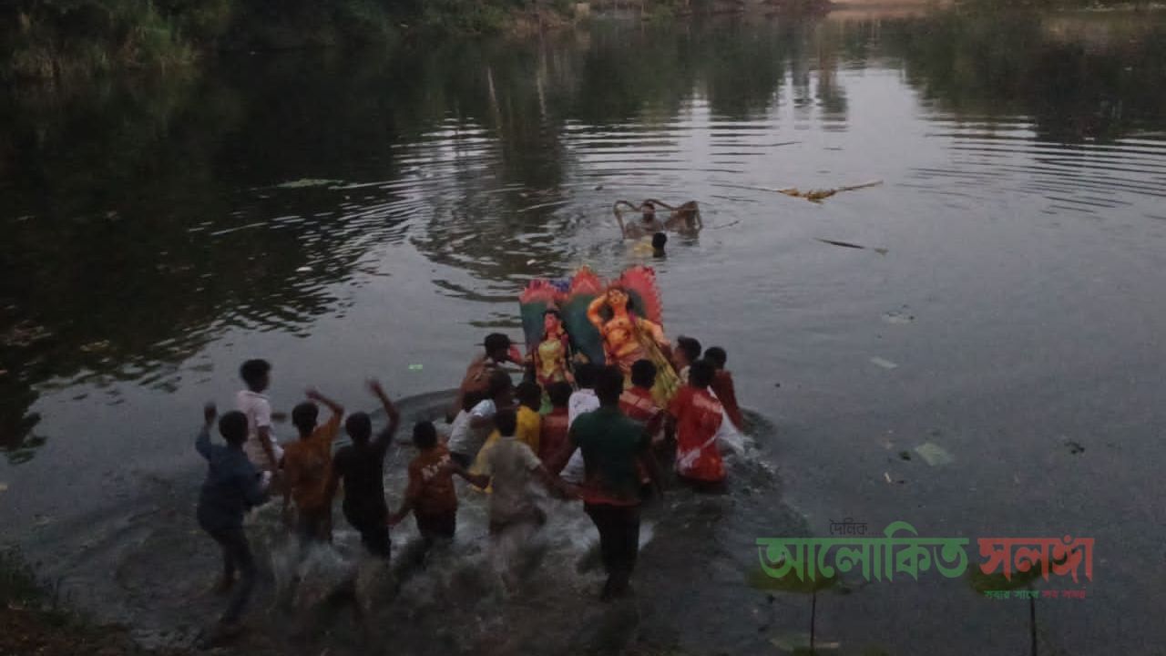 রৌমারীতে চলছে বিসর্জন, দেবী দুর্গার বিদায়ে বেদনার সুর