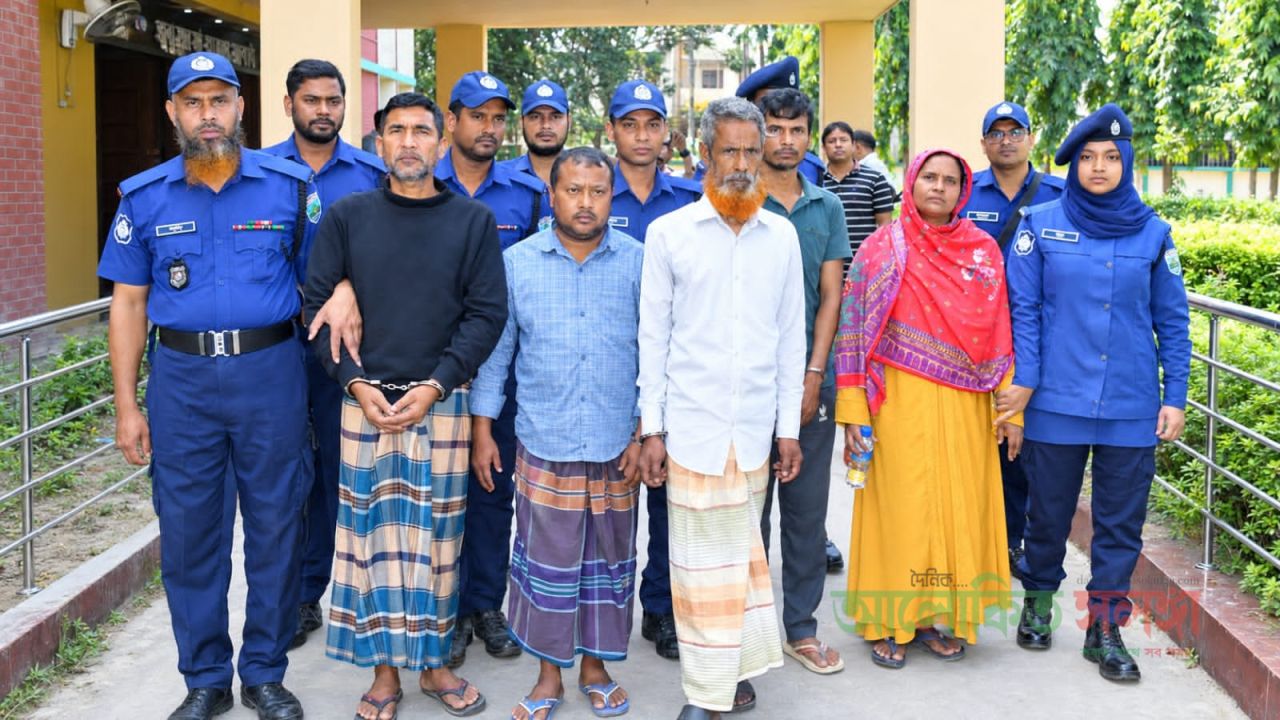 নওগাঁর ধামইরহাটে বৃদ্ধা হত্যা  ছোট ভাই-ভাবিসহ ৫ জন গ্রেপ্তার