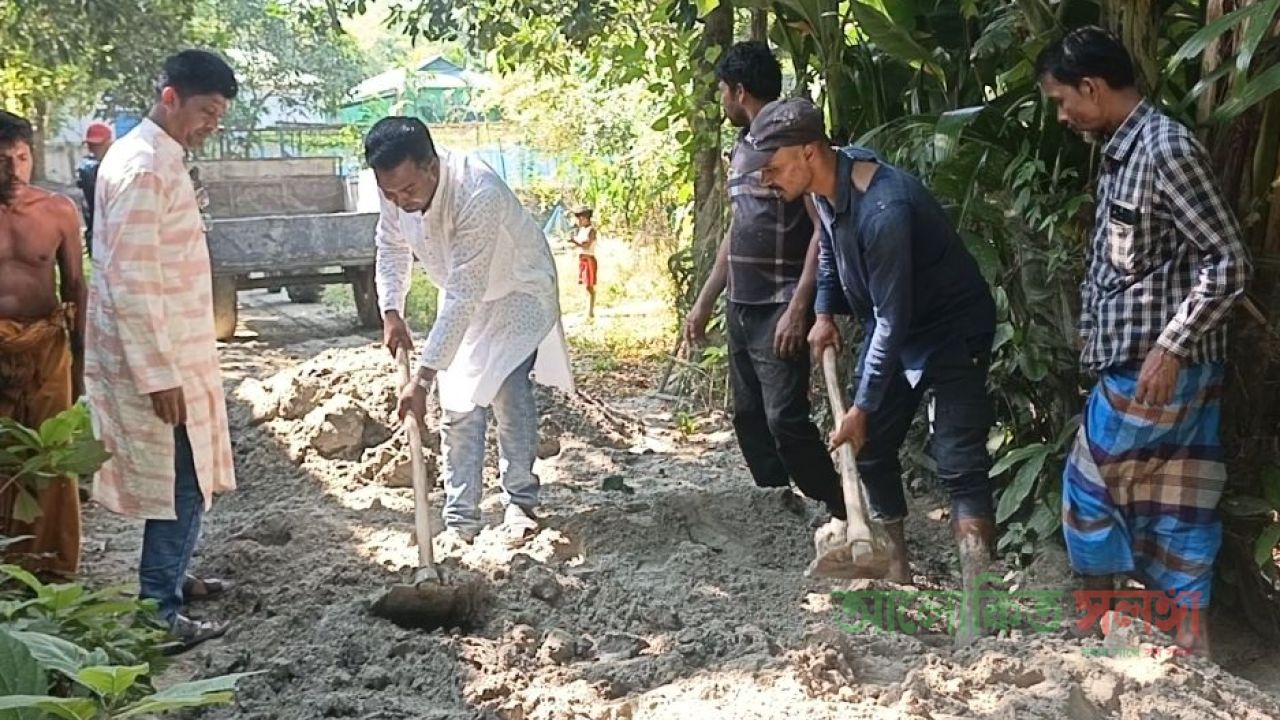 রৌমারীতে নিজের অর্থয়নে রাস্তা সংস্কার করলেন বিএনপি নেতা নুর আলম খান হিরো                                                                   