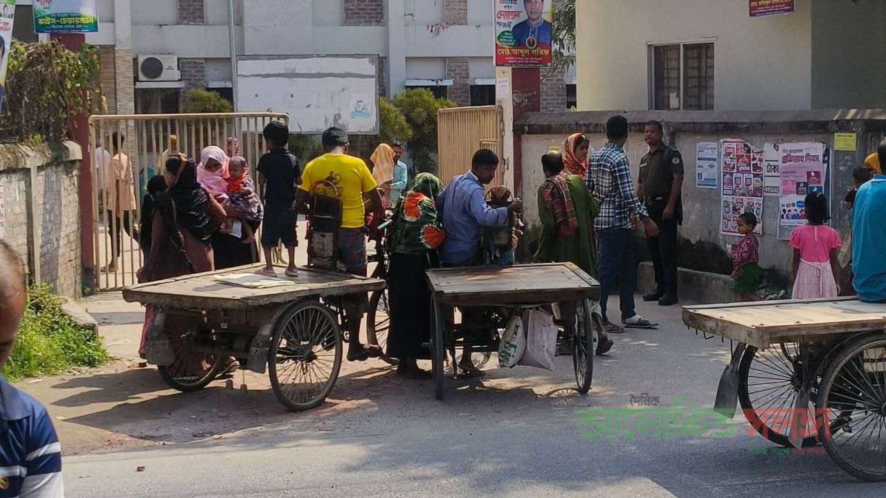 বাঘা স্বাস্থ্য কমপ্লেক্সে দালাল ঠেকানোর দায়িত্বে আনসার, নির্যাতনের শিকার ভ্যানচালক!