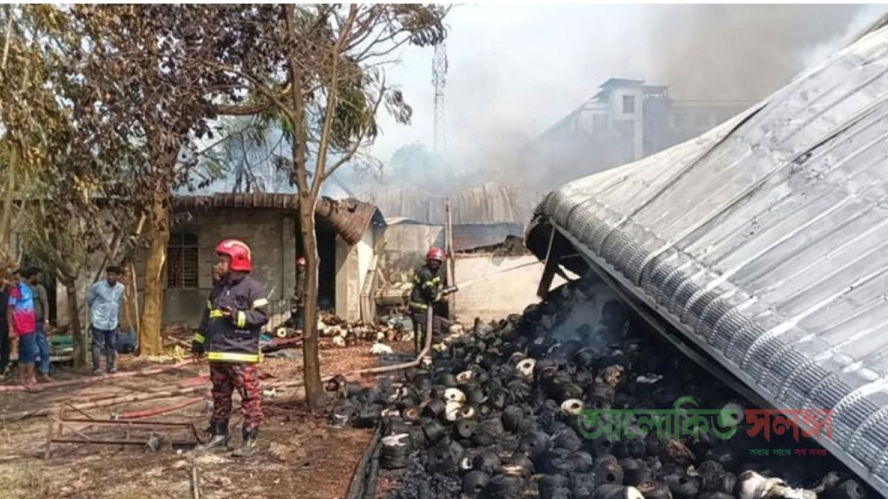 ৯ ইউনিটের সাড়ে তিন ঘণ্টার চেষ্টায় নিয়ন্ত্রণে গাজীপুরের আগুন
