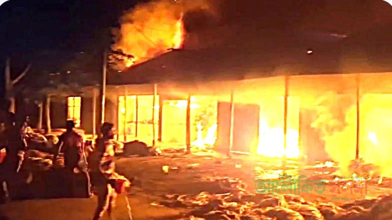 আলফাডাঙ্গায় আগুনে পুড়ল ৮ পাটের গুদাম, ক্ষতি ২ কোটি টাকা।