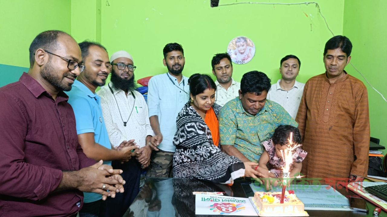 দৈনিক শ্যামল বাংলা ৫ম বর্ষে পদার্পণ, ৪র্থ বর্ষপূর্তিতে কেক কর্তন