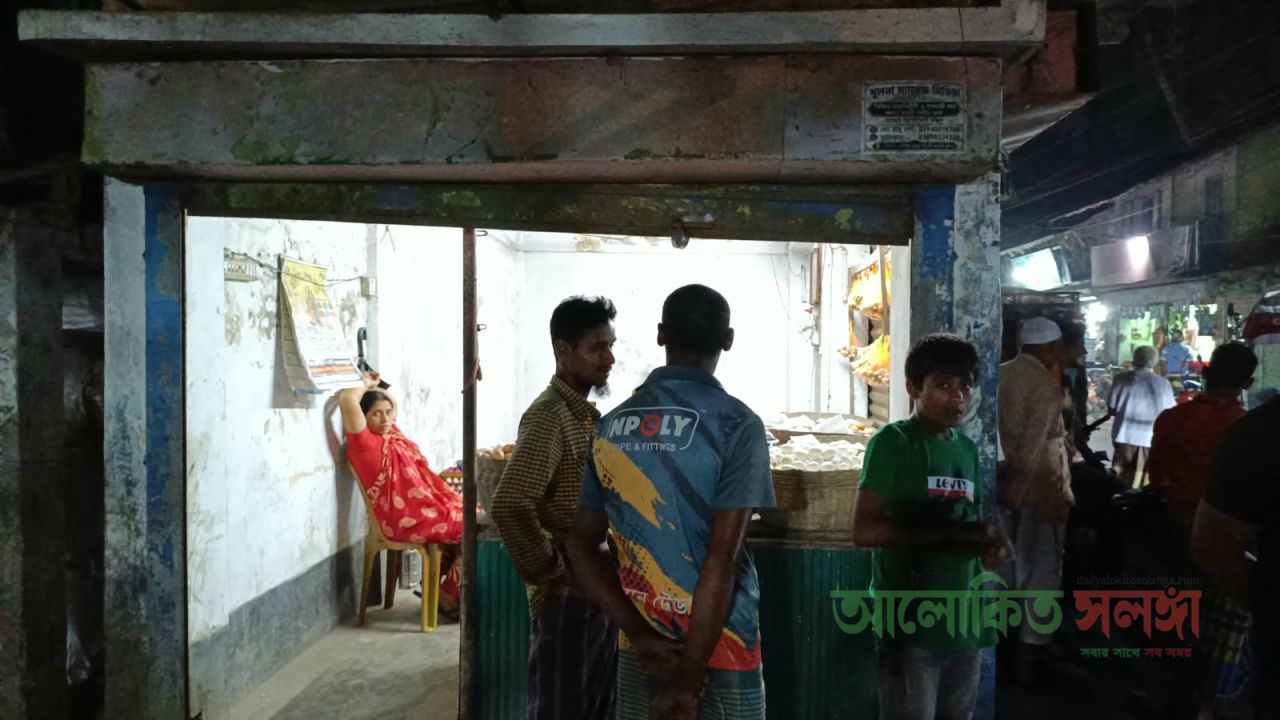 রূপসায় ডিমের দোকান থেকে ৯ লাখ ৩২ হাজার টাকা লুটের অভিযোগ