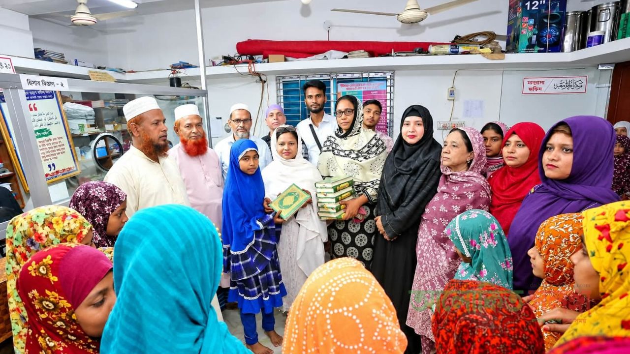ব্যারিস্টার জাইমা রহমানের জন্মদিন উপলক্ষে বগুড়ায় সুরাইয়া জেরিন রনি এমপির পক্ষে মহিলা মাদ্রাসার কোরআন শরিফ দেন অ্যাডভোকেট সোহেলী খাতুন