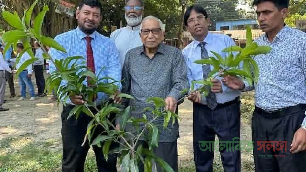 উল্লাপাড়া বিজ্ঞান কলেজ আকবর আলী হল ক্যাম্পাসে বৃক্ষরোপণ কর্মসূচি উদ্বোধন করেন- সাবেক এমপি এম,আকবর আলী
