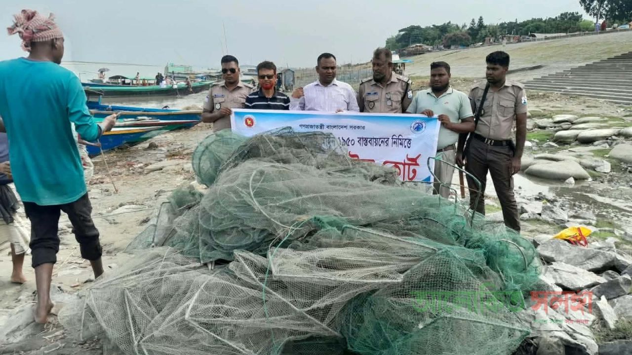 সিরাজগঞ্জ যমুনা নদীতে অভিযান চালিয়ে অবৈধ কারেন্ট ও দুয়ার জাল আটক করে তা পুড়িয়ে ধ্বংস করা হয় 