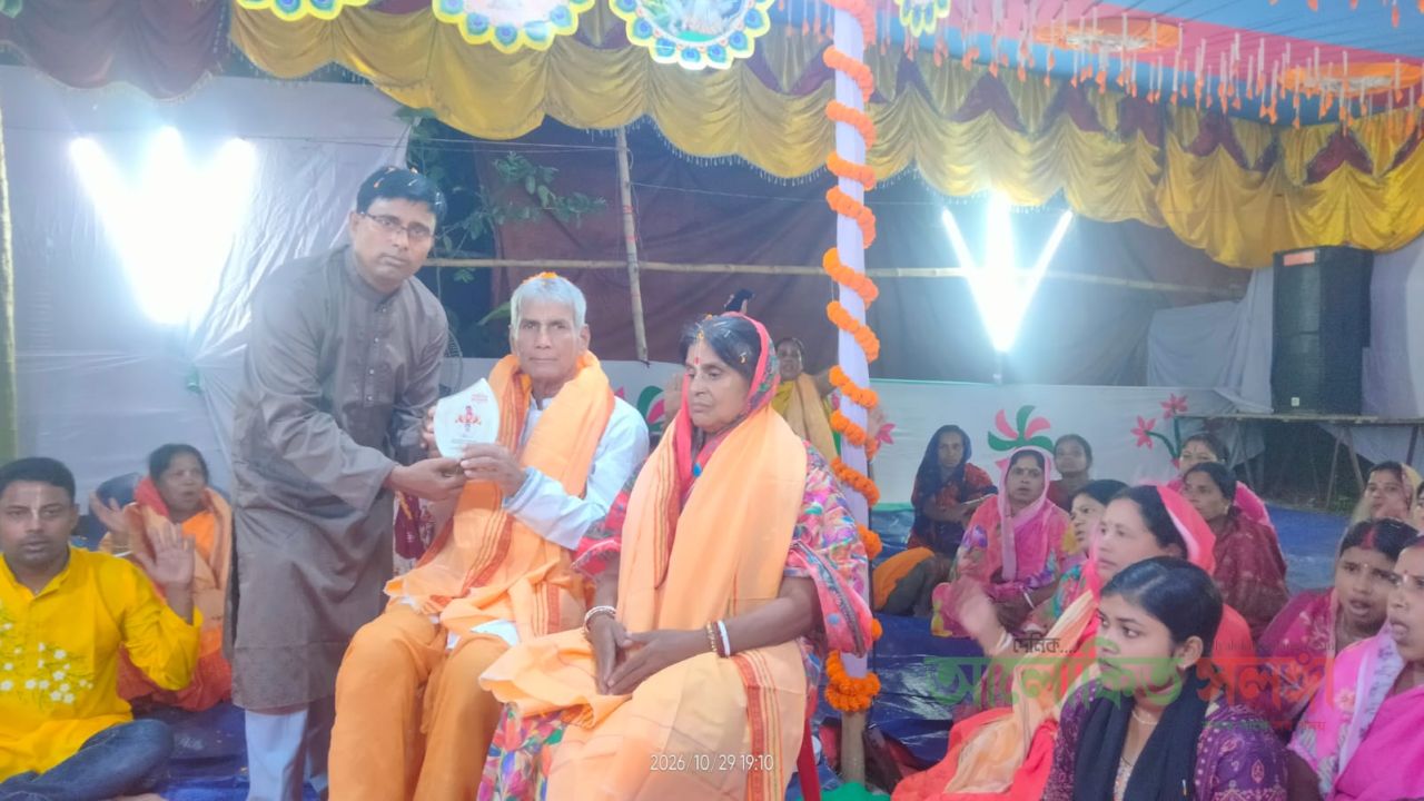 পূবাইলে চরণ মাস্টারের উদ্যোগে গুরুদেব সংবর্ধনা অনুষ্ঠিত ।