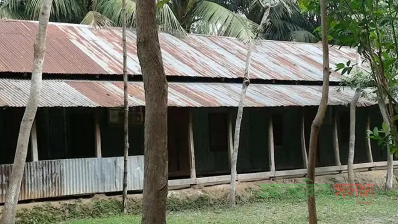 ৮ শিক্ষকের কলেজে পাস করতে পারেননি একমাত্র পরীক্ষার্থীও